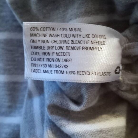 ISABEL MATERNITY BY INGRID & ISABEL GRAY & WHITE STRIPE V-NECK T-SHIRT SZ.L NWT - Picture 8 of 8